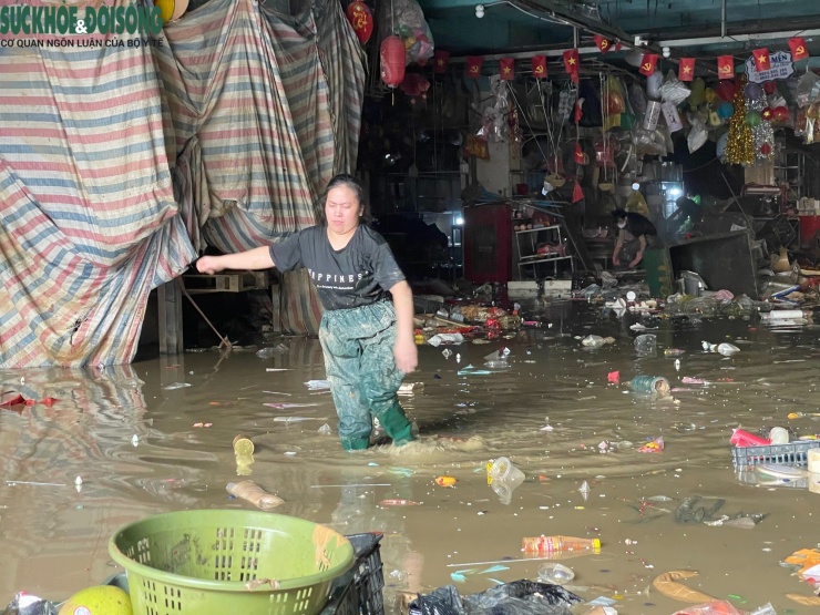 Nhiều tiểu thương vẫn đang vật lộn giữa dòng nước đục, vớt vát những gì còn sót lại.