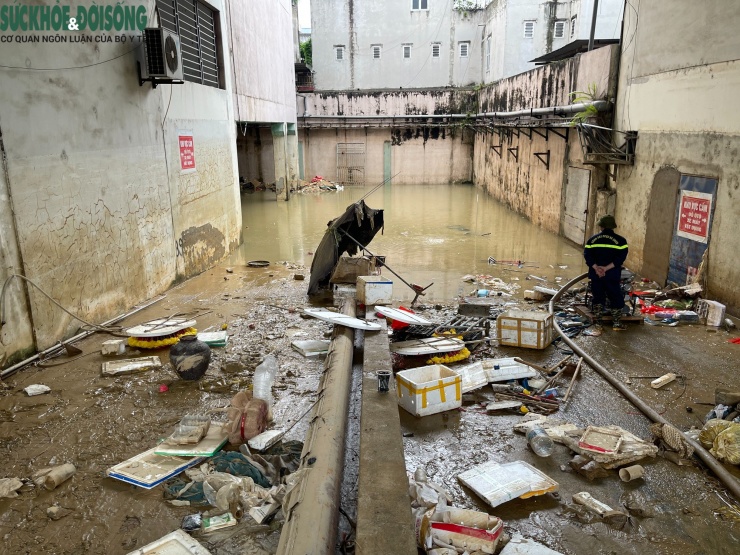 Lực lượng chức năng tiến hành bơm nước ra khỏi tầng trệt chợ Thái.