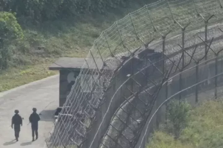 Hàn Quốc nói Triều Tiên dựng hàng rào chống tăng dài 10 km dọc biên giới