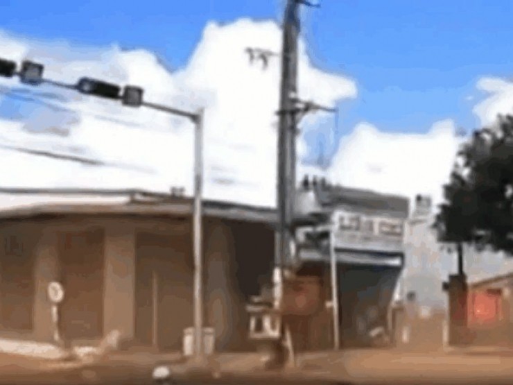 CLIP: Xe con tông liên hoàn nhiều phương tiện đang dừng đèn đỏ