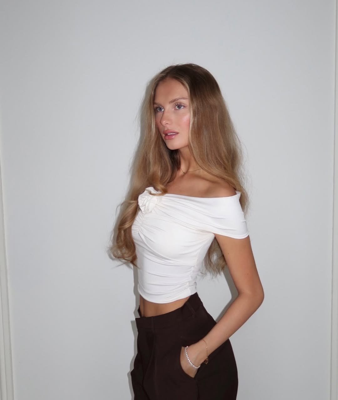 Sau khi Victoria Kjær Theilvig đăng quang Hoa hậu Hoàn vũ 2024, tổ chức Hoa hậu Hoàn vũ Đan Mạch và tổ chức Miss Universe đã xảy ra mối bất hòa. Hiện bà Lisa Lents - Giám đốc quốc gia của Hoa hậu Hoàn vũ Đan Mạch đã từ chức. Bản quyền Hoa hậu Hoàn vũ Đan Mạch hiện thuộc về doanh nhân Josh Yugen.