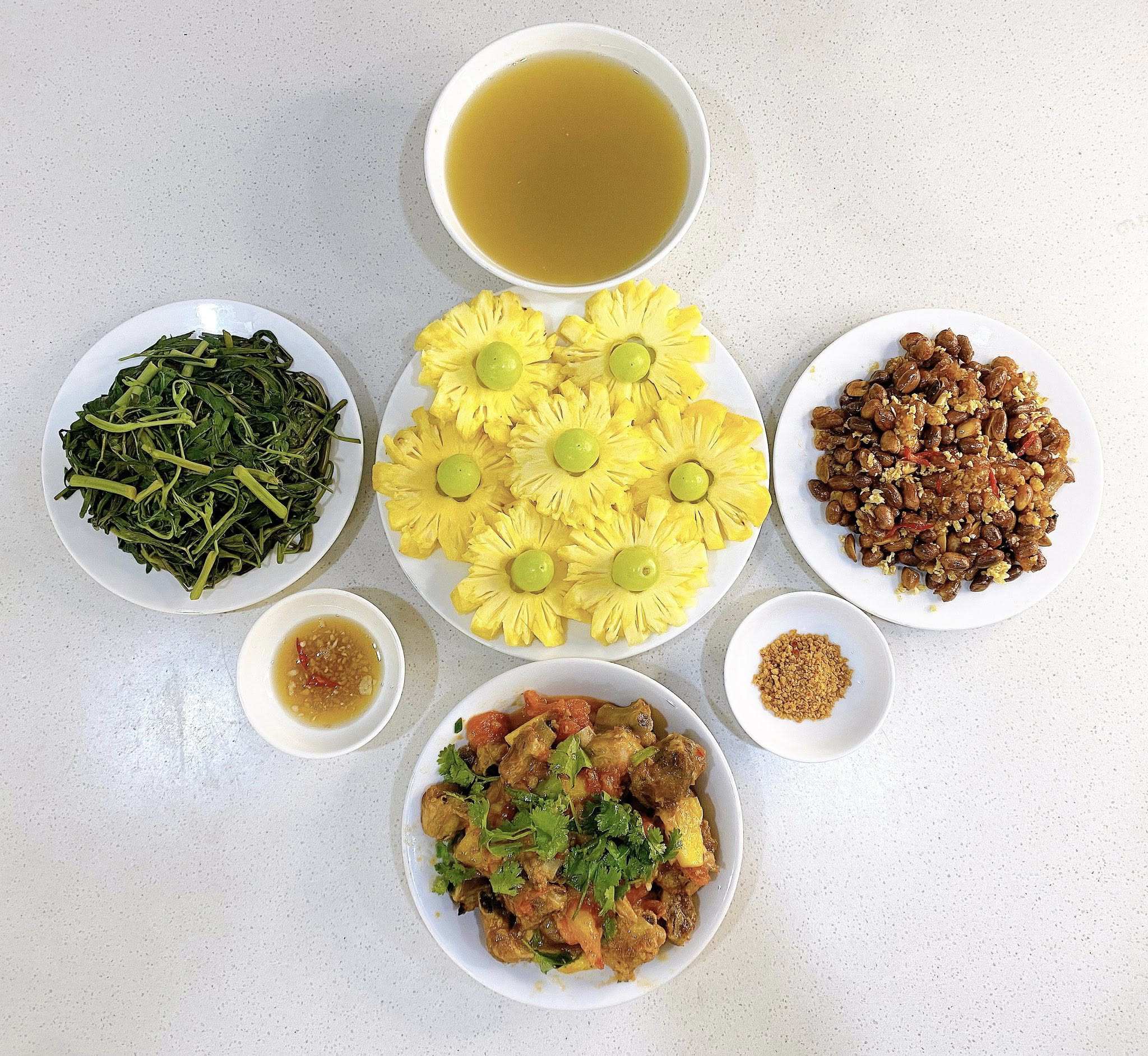 Lạc rang tỏi ớt - Sườn xào chua ngọt - Rau muống luộc - Dứa&nbsp;