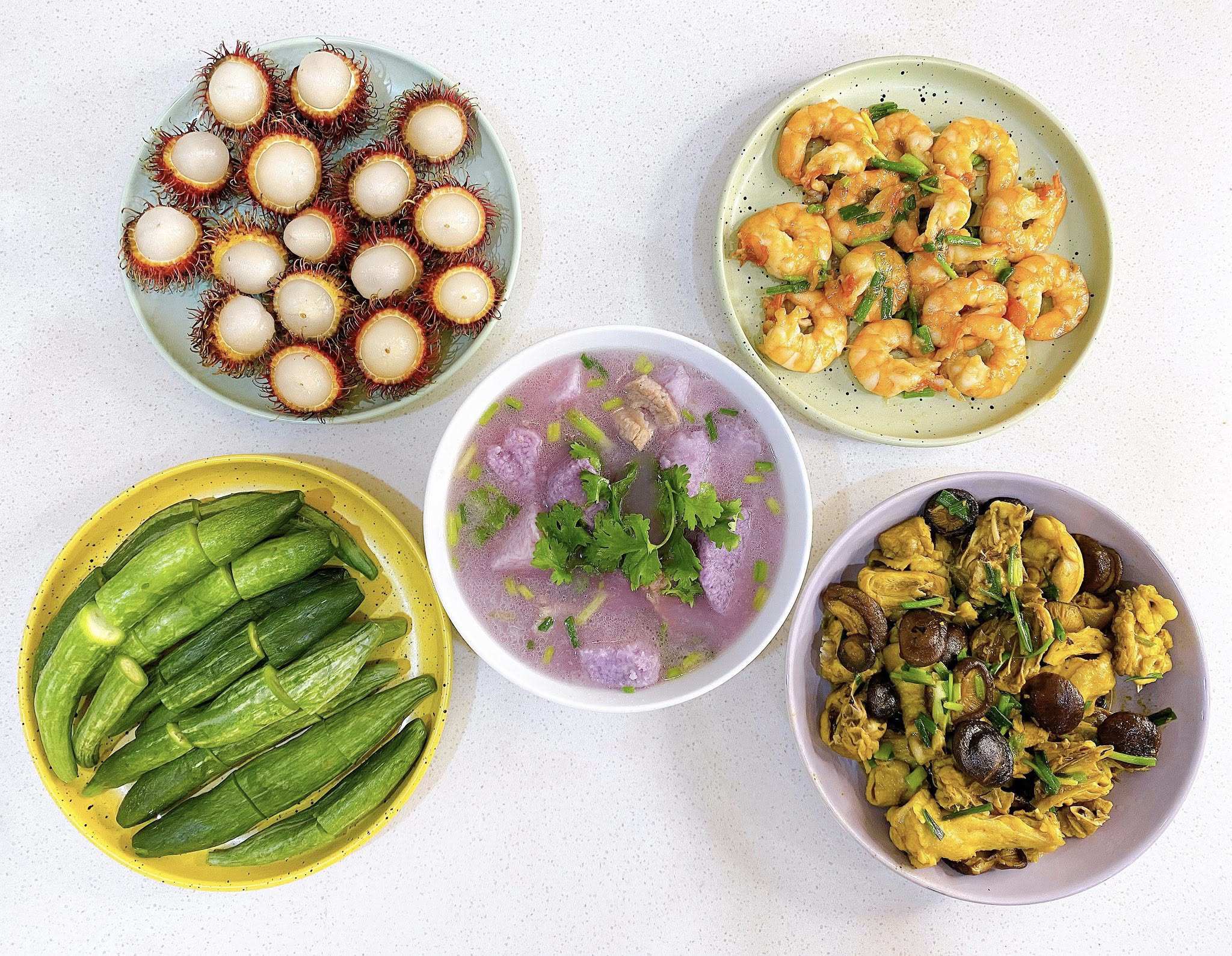 Canh khoai mỡ&nbsp;sườn non - Gà xào nấm hương - Tôm&nbsp;rang - Lặc lè luộc - Chôm chôm