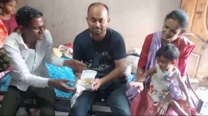 Sheikh trả lại đồ trang sức bằng vàng cho gia đình Rajput. (ETV Bharat)