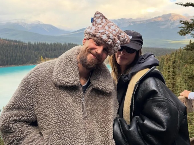 Justin Bieber bị nhận xét trông như ông già khi đi du lịch với vợ - 1