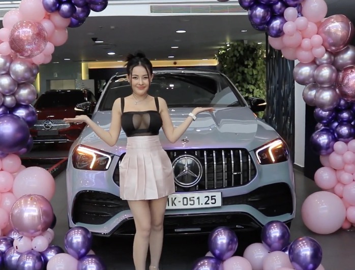 Ngân 98 và bộ sưu tập nhiều mẫu siêu xe tiền tỉ