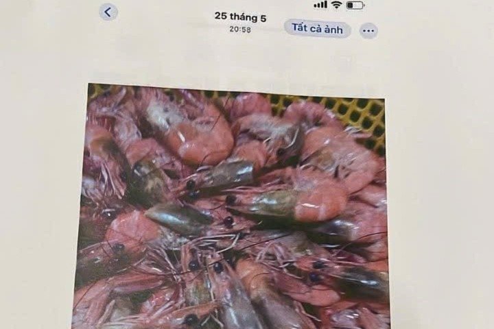 Thực phẩm không đạt chất lượng được Tổ phó bếp bán trú chụp lại.