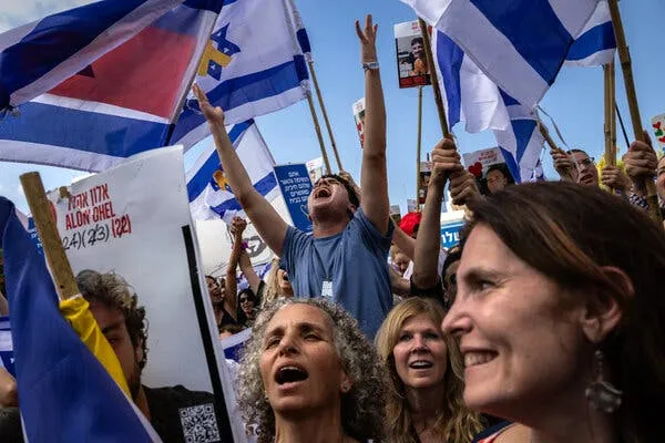 Chùm ảnh: Nụ cười và nước mắt ngày trở về của con tin Israel, tù nhân Palestine - 2