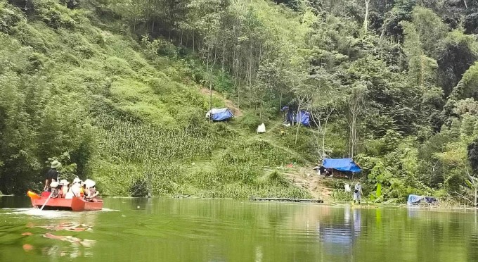 Các đoàn thiện nguyện đến thăm hai hộ dân với 11 người dân thôn Kim Vân, xã Văn Lang. Đây là nơi xây dựng tạm thời trên núi khi nước lũ nhấn chìm nhà cửa, ngày 12/10. Ảnh: Ma Thiện Thiêm