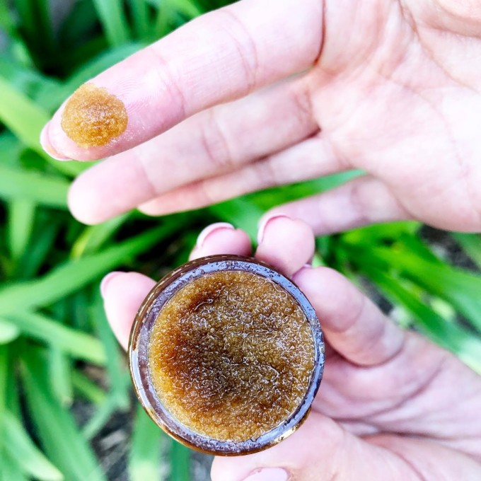 Hỗn hợp mật ong và đường nâu giúp tẩy tế bào chết, giúp da môi mềm mịn hơn.