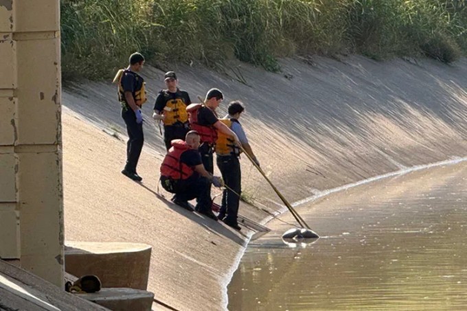 Đội lặn phản ứng với thi thể trôi nổi ở ven sông White Oak Bayou, Houston, ngày 8/10. Ảnh: Houston Chronicle