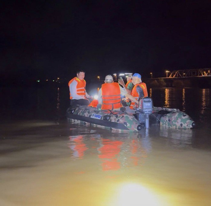 Lực lượng chức năng và người dân tổ chức tìm kiếm các nạn nhân trong đêm. Ảnh: MXH