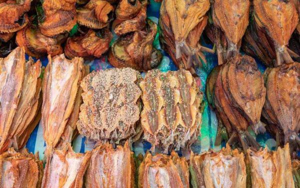 Bạn nên tính toán và mua lượng cá khô vừa đủ tiêu thụ để tránh việc bảo quản quá lâu, khiến cá mất đi hương vị đặc trưng.