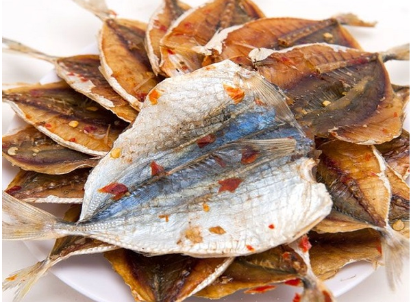 Chọn mua cá khô từ các nhà cung cấp đáng tin cậy không chứa chất bảo quản.