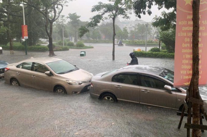 Đường Trần Hưng Đạo ngập hơn nửa bánh ôtô. Ảnh: Lê Tân