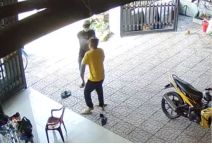 Hình ảnh ông Phúc (đội nón) bắn tài xế T. Ảnh cắt từ camera