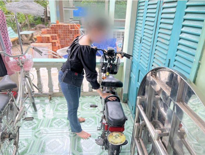 Quần áo cùng chiếc xe đạp điện mà Tr. sử dụng vào ngày xảy ra tai nạn