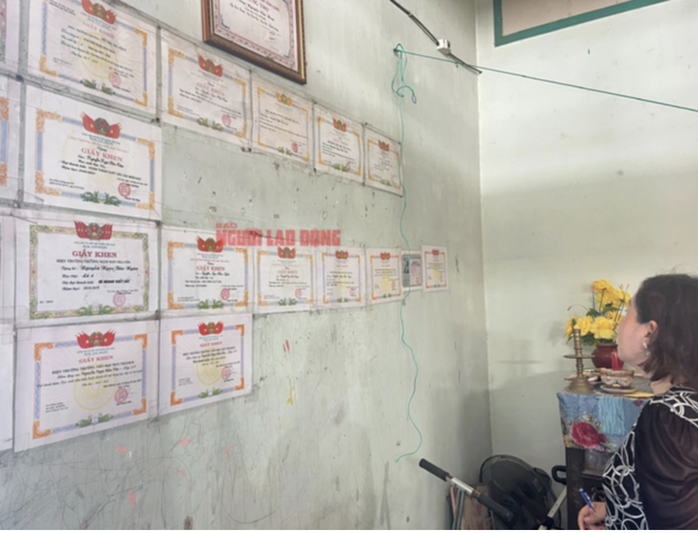 Giấy khen của em Tr. treo khắp nhà