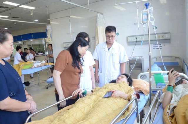 Bà Vũ Thị Hiền Hạnh - Phó Chủ tịch UBND tỉnh Lào Cai (áo nâu) thăm hỏi, động viên nạn nhân trong vụ tai nạn tại Bệnh viện Đa khoa số 1 tỉnh Lào Cai. Ảnh: Thu Nga - Văn Toàn.