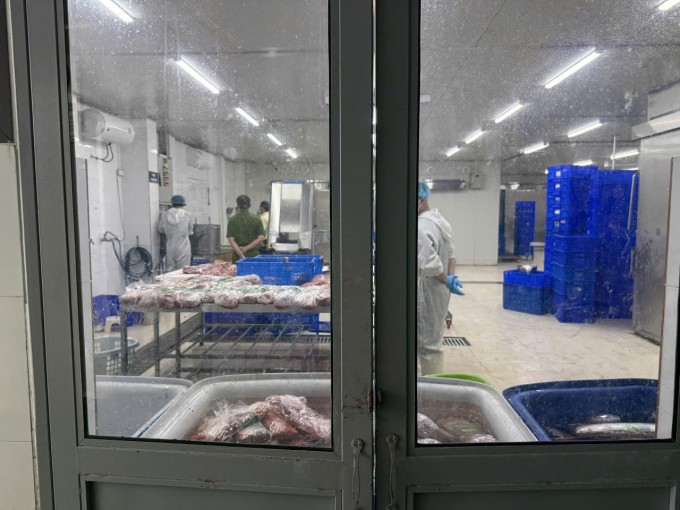 Bên trong xưởng sản xuất thịt bò giả. Ảnh: Công an cung cấp