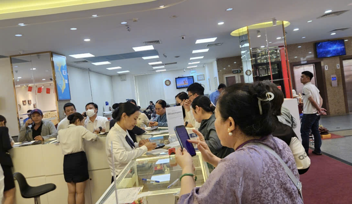 Gần trưa ngày 14-10, khách vẫn rất đông chờ đăng ký mua bạc tại Sacombank-SBJ