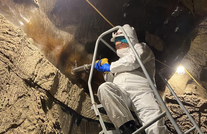 Các mẫu đất đóng băng vĩnh cửu chứa vi sinh vật 40.000 năm được khai thác từ vách hầm quân sự ở Alaska - Ảnh: CU BOULDER