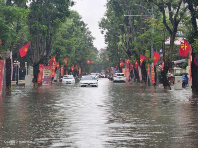 Đường Đinh Tiên Hoàng sáng nay bị ngập khoảng 0,4 m. Ảnh: Lê Tân