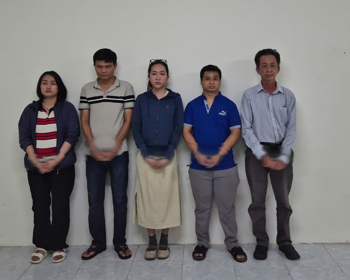 Phạm Thị Quyên, Bùi Đức Nhiên, Nguyễn Thạch Thảo Nguyên, Nguyễn Hoàng Thái Dương, Nguyễn Minh Dũng (từ trái qua)