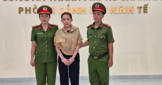 Vì sao Ngân 98 bị còng tay, chân khi bị khởi tố...