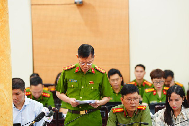 Đại tá Thành Kiên Trung, Phó Phòng PC03, Công an Hà Nội trả lời các câu hỏi của phóng viên chiều 14/10. Ảnh: T.Sơn