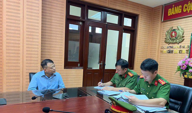 Cán bộ Công an Hà Nội làm việc với Nguyễn Hòa Bình (ngoài cùng bên trái). Ảnh: Công an cung cấp
