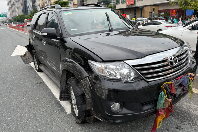 Chiều 14/10, chiếc ô tô con mang biển số 29A-988.XX bị nổ 2 lốp trước và sau nhưng vẫn đi ngược chiều trên lối lên vành đai 3 đoạn Phạm Hùng (Hà Nội).