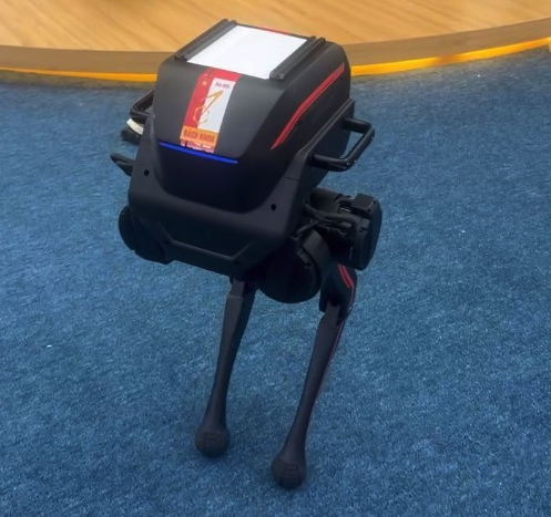 ĐH Bách Khoa Hà Nội dán logo đè lên Robot Trung Quốc