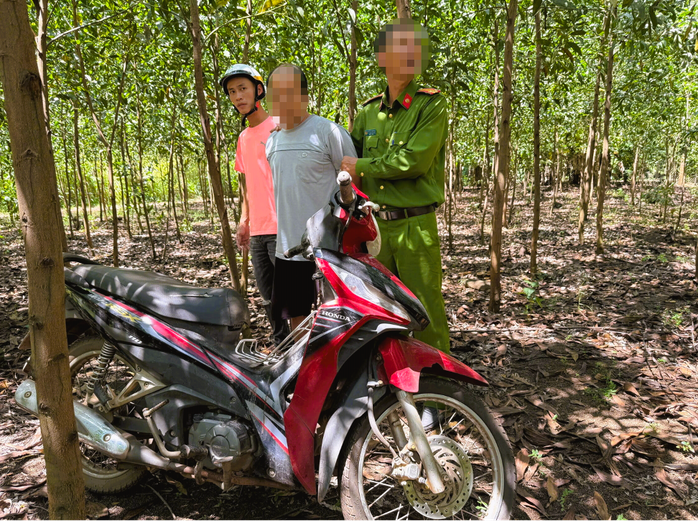 Đối tượng (giữa) bị bắt giữ