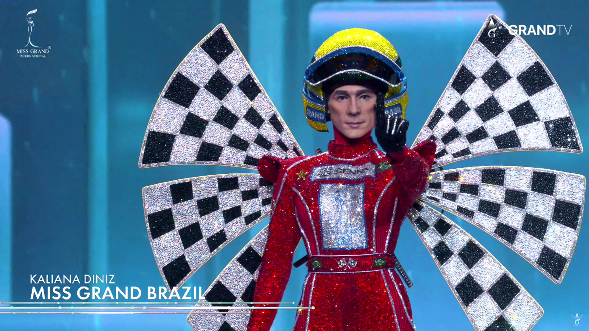 Hoa hậu Brazil – Kaliana Diniz xuất hiện trong tạo hình của một tay đua công thức 1, bày tỏ lòng ngưỡng mộ với nam huyền thoại thể thao tốc độ quá cố Ayrton Senna.