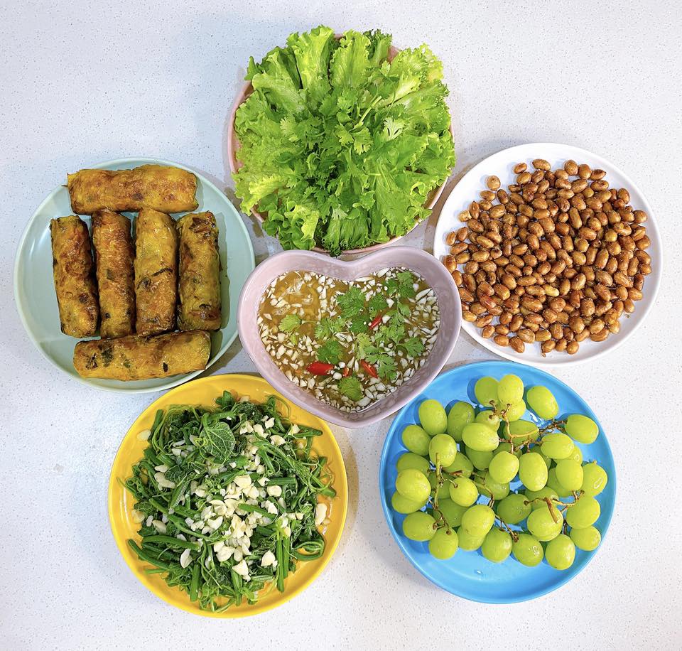 Nem tôm thịt - Su su xào&nbsp;- Lạc rang - Nho xanh