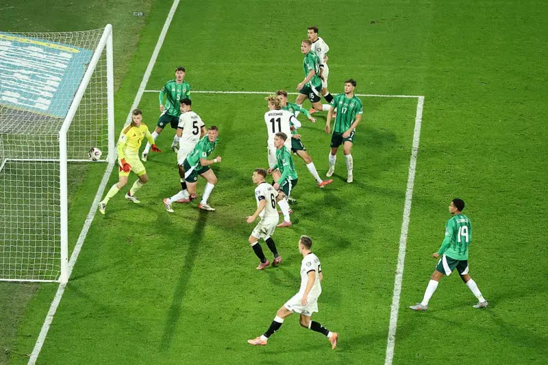 Woltemade dứt điểm trên không bằng vai đưa Đức dẫn bàn