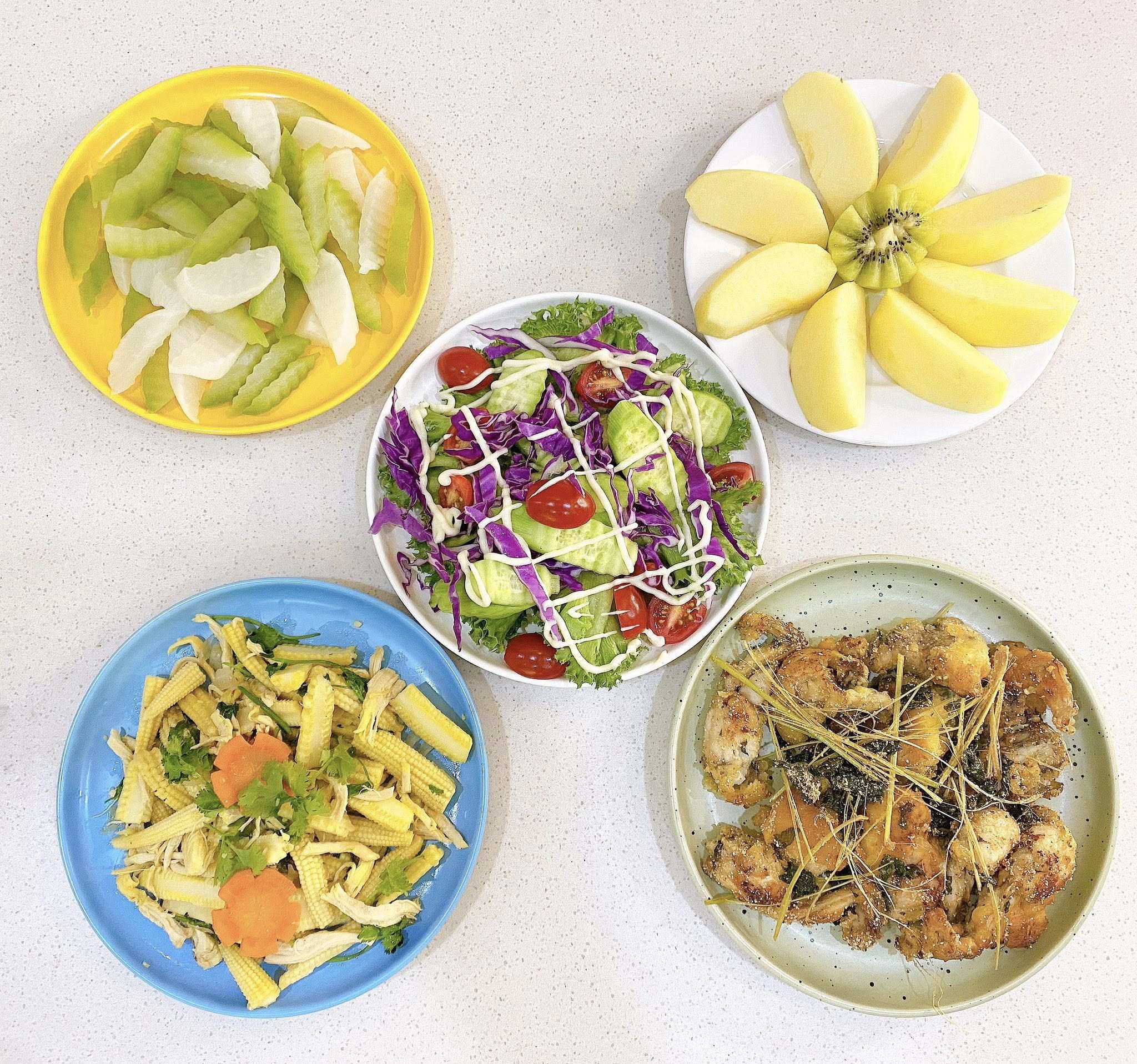 Salad dưa chuột, bắp cải tím - Thịt gà xào&nbsp;ngô non - Ếch rang muối - Bí xanh, củ cải luộc - Táo