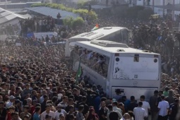 Chùm ảnh: Nụ cười và nước mắt ngày trở về của con tin Israel, tù nhân Palestine