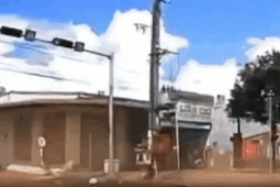 Tin tức trong ngày - CLIP: Xe con tông liên hoàn nhiều phương tiện đang dừng đèn đỏ