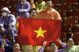 Trận ĐT Việt Nam đấu Nepal hoãn 30 phút vì mưa to, fan không ngại dầm mưa đợi chờ