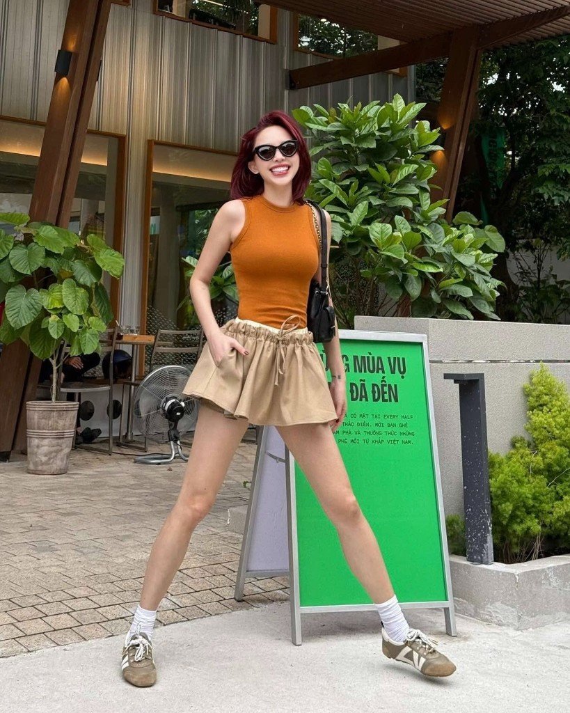 Tóc Tiên cũng cho thấy khả năng bắt nhịp xu hướng thời trang nhanh nhạy qua loạt tạo hình dạo phố thời thượng, "xì teen" trên Instagram. "Chị đẹp" biến hóa linh hoạt từ phong cách nữ tính, quyến rũ tới bụi bặm, nặng động.