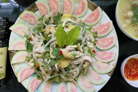 Không ngờ thịt gà trộn gỏi với lá ổi non lại ngon đến vậy