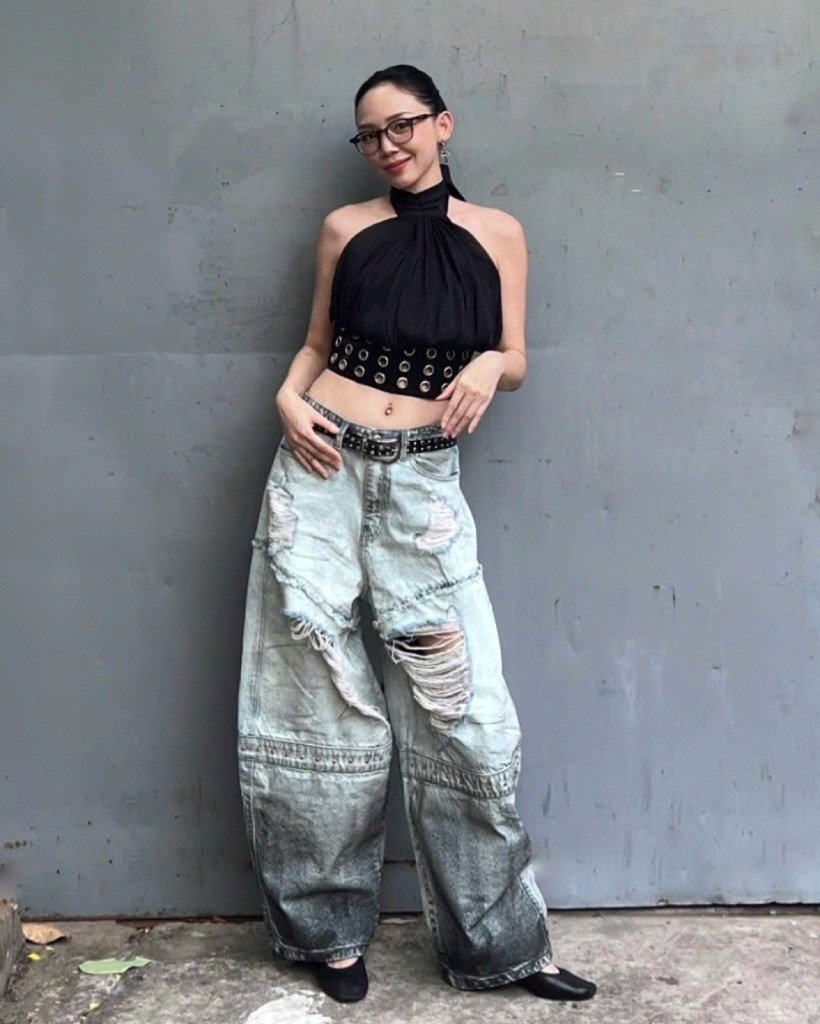 Các thiết kế hot trend như quần jeans rộng thùng thình, giày đế mỏng theo trào lưu balletcore hay váy áo phối ren, họa tiết da báo đều được Tóc Tiên ứng dụng khéo léo vào street style.
