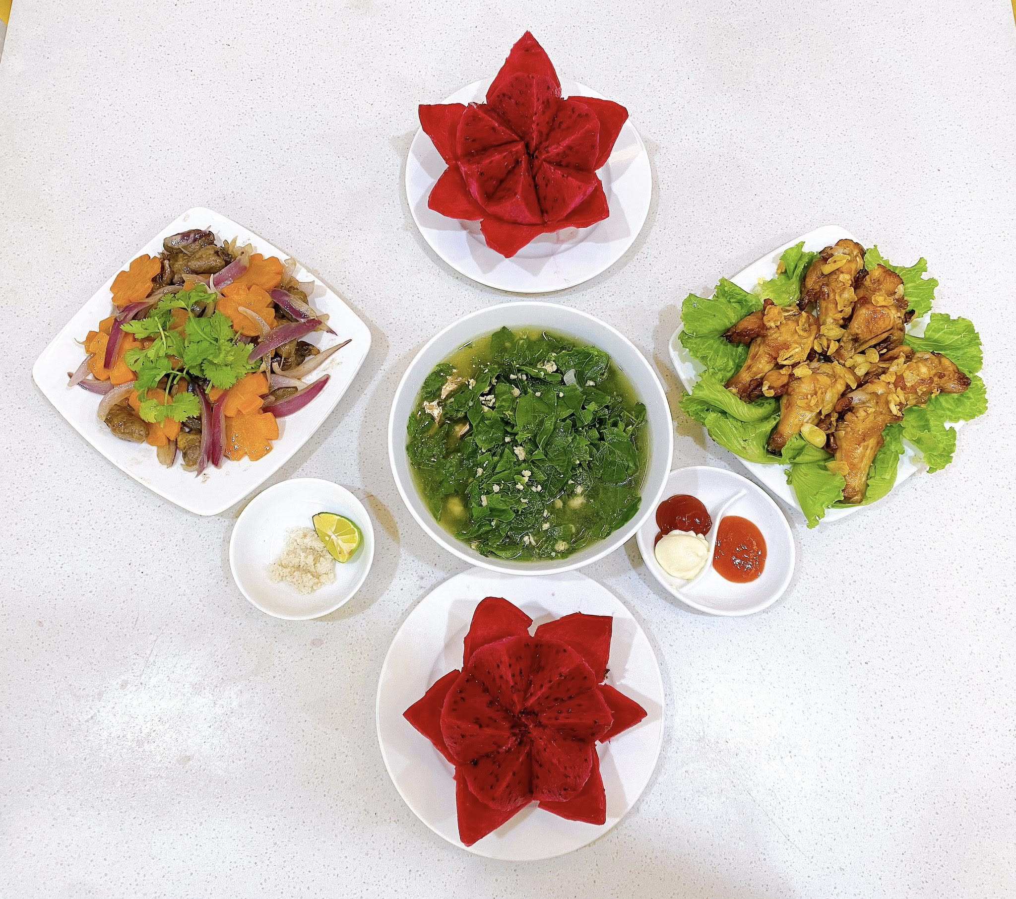 Cánh gà chiên bơ tỏi - Tim gà xào hành tím, cà rốt - Canh rau ngót&nbsp;thịt bằm - Thanh long đỏ