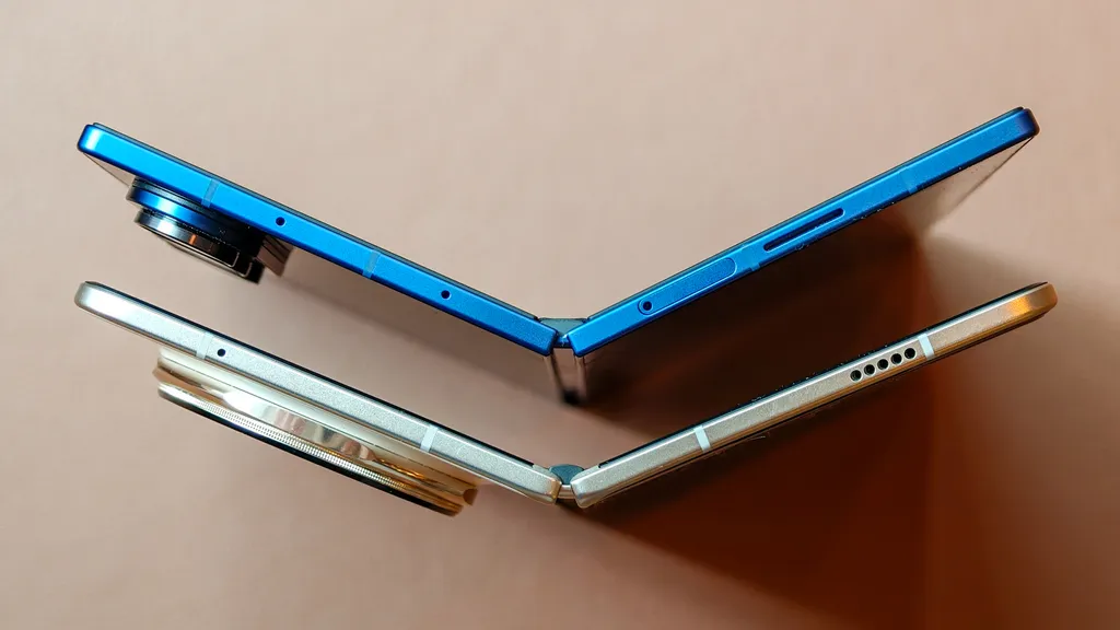 Samsung Galaxy Fold7 (màu xanh) và Honor Magic V5 (màu vàng). (Ảnh: Basil Kronfi/T3)