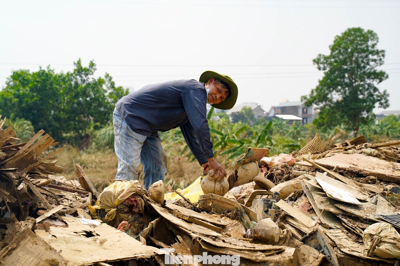 Người Thái Nguyên mỏi mắt ‘bới rác’ tìm đồ đạc sau lũ - 14