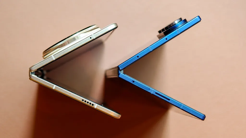 Samsung Galaxy Fold7 (màu xanh) và Honor Magic V5 (màu vàng). (Ảnh: Basil Kronfi/T3)