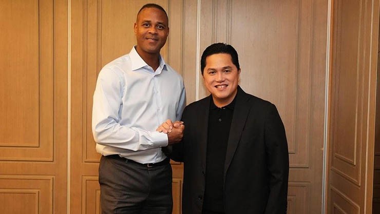 Do chủ tịch Thohir (áo đen) bận nên tạm thời HLV Kluivert chưa bị sa thải