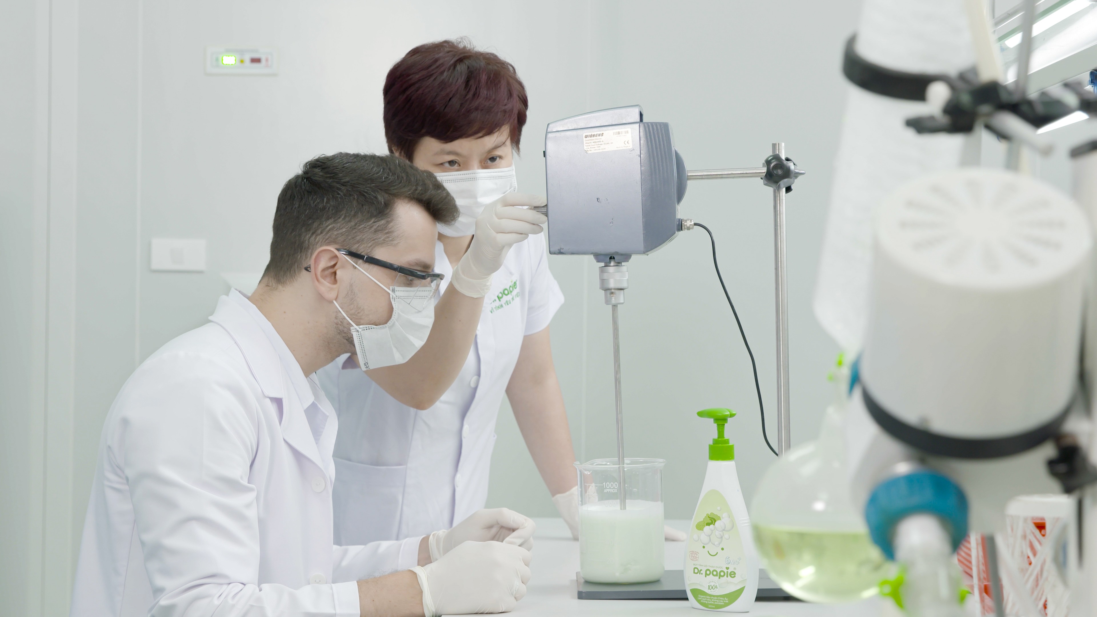 Từ bài lá tắm dân gian, quy trình chiết xuất hiện đại giúp chuẩn hóa giá trị tự nhiên, mang lại sự an toàn cho những giọt tắm đầu đời của trẻ.